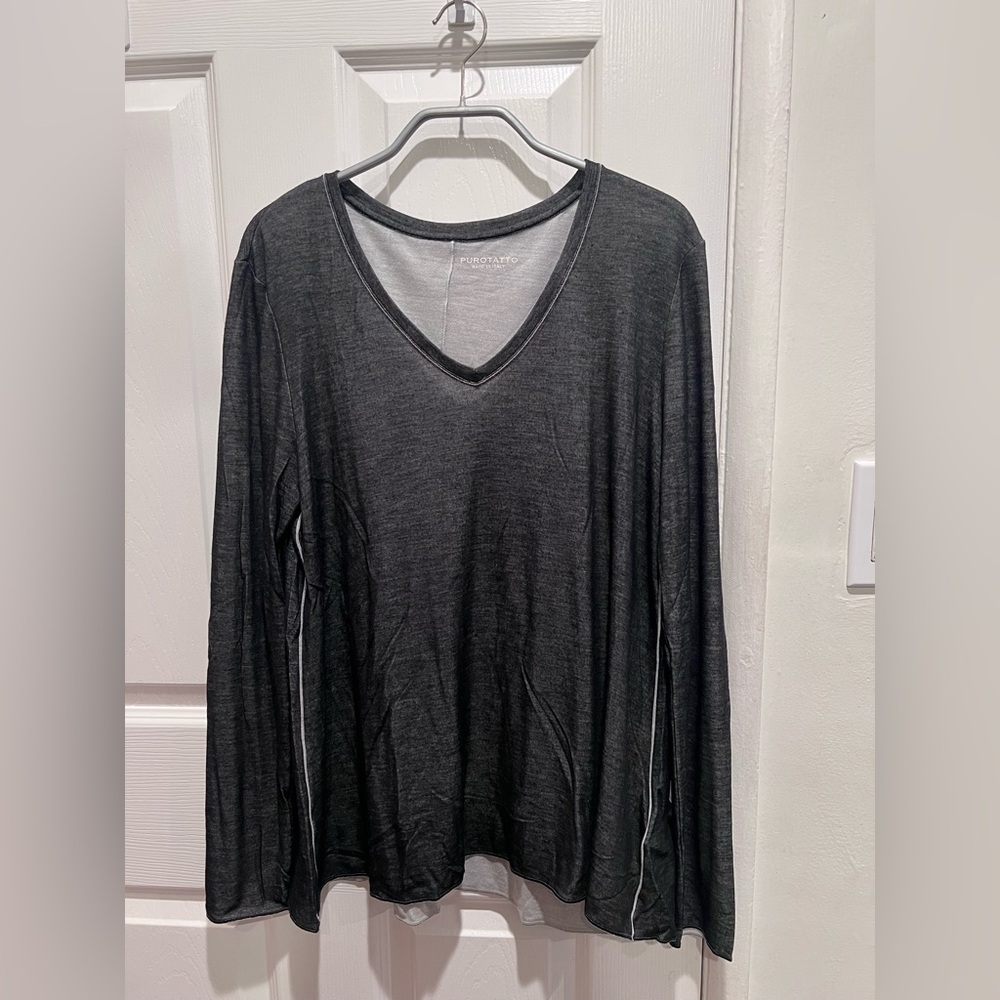 Purotatto Gray V-Neck Top